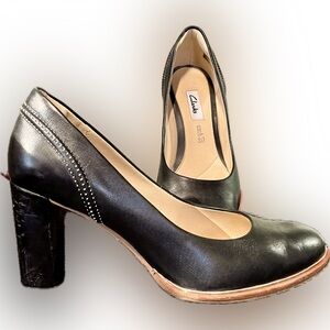Clark’s leather size 7 1/2 stitch detail pumps